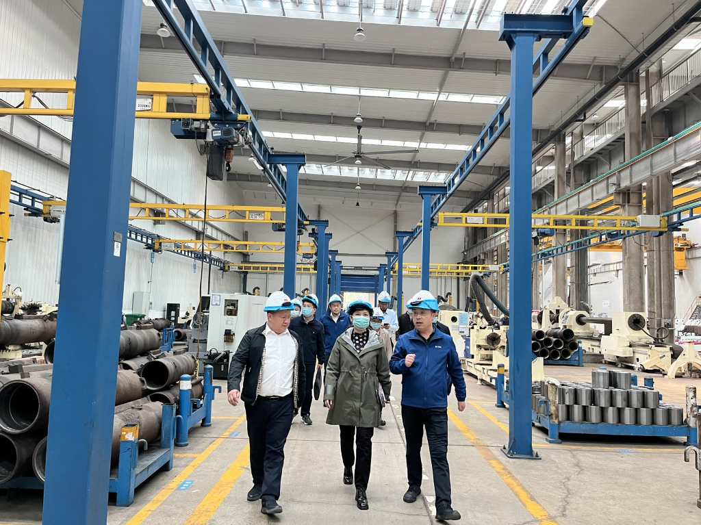 河南省科技厅副厅长陶曼晞、航空港区管委会副主任魏学彬一行莅临利来w66工业园